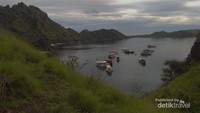 Kumpulan kapal layar di tengah laut yang sedang melepas jangkar