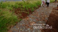 Wisatawan sedang treking menuju Bukit Padar