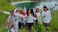 Nah Ini Spot pertama setelah tracking dari tangga kayu dari pintu masuk Pulau Padar, dengan latar belakang pantai yang disertai kapal kapal yang berlabuh.