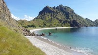 Salah satu pantai berpasir putih bersih di Pulau Padar