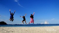 Berfoto di Pulau Pahawang kecil