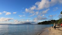 Pemandangan pantai saat air pasang
