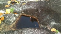 Sumur pahatan di atas batu granit