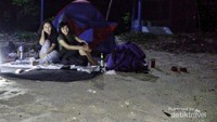 Camping di atas pasir putih