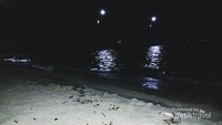 Suasana Pantai malam hari nan sepi dan tenang