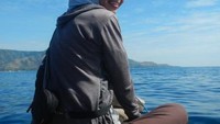 Duduk di buritan kapal