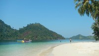 Gradasi warna laut di Pulau Pasumpahan, jernih, hijau, biru