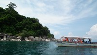 Para turis yang siap-siap untuk snorkeling di salah satu spot