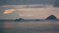 Senja di pulau perhentian kecil dengan view pulau Susu Dara