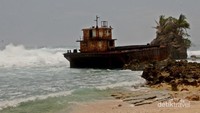 Perahu yang dibiarkan terbengkalai menjadi keunikan tersendiri