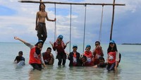 Kita bikin ayunan juga loh