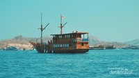 Kapal Phinisi yang membawa Aku mengarungi Laut Flores