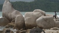 Kumpulan berbatuan besar di Pulau Rusa seperti difilm Laskar Pelangi