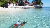 mengapung d atas permukaan air laut pulau Sawa