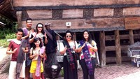 Bersama patung sigalegale dan ulos