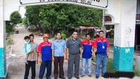 Rekan-rekan ayah saat berkunjung ke Pulau Seliu