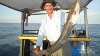 Ayah saat memancing ikan di laut Pulau Seliu