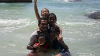 Ayah, adik, dan sepupu di Pantai Tanjung Muara Buluh