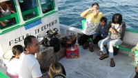 Menikmati laut dari perahu nelayan