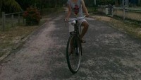 Bersepeda di sore hari