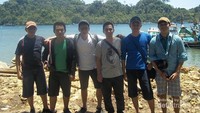 Berfoto bareng teman