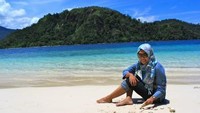 Duduk di bentang pasir putih Pulau Sikuai