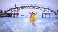 banana boat melintasi jembatan cinta