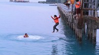 lompat dari jembatan cinta