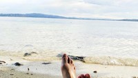 Bersantai di bibir pantai pulau Bokori