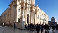 Cathedral of Siracusa yang memiliki arsitektur barok dan kolom Doric yang merupakan ikon Ortigia