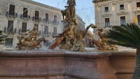 The Fountain of Diana di tengah alun-alun Piazza Archimedes