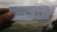 Dari atas tampak lautan pasir Bromo