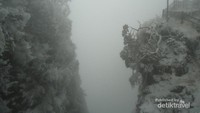 Tidak hanya memiliki lanskap yang luar biasa indah, Gunung Emei juga merupakan salah satu dari 4 Gunung Sakral Buddha di China. Terdapat Biara dan Kuil Buddha yang tersebar di atas gunung. UNESCO telah menetapkannya sebagai situs warisan