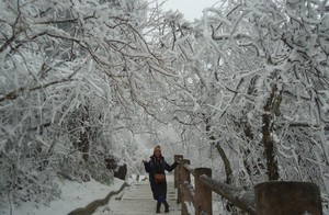Puncak Emas dan Winter Wonderland di Gunung Emei China