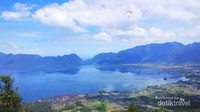 Dari jauh terlihat rumah-rumah berjejer rapi disekitar danau, imut banget ya