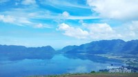 Indah banget ya danau yang satu ini