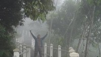 deratan anak tangga curam menuju gardu pandang suroloyo