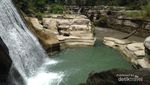 Punya 2 Warna, Ini Air Terjun Unik di Sumba