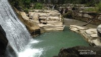 Air terjun Tanggedu dengan warna hijau