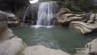 Kesejukan di sekitar air terjun Tanggedu