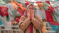 Narsis sejenak dengan bendera berisi doa khas warga Tibet