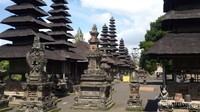 Pelataran dalam ketiga merupakan pelataran tertinggi dan tersuci di kompleks Pura Taman Ayun berisi Meru, Candi, Padmasana dan bangunan keagamaan lainnya.