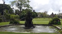 Tugu di tengah kolam teratai yang memancurkan air ke 9 arah mata angin, yang berada di pelataran dalam pertama.