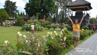 Taman di sekitar pura