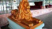 Patung singa penjaga, konon didatangkan langsung dari Eropa