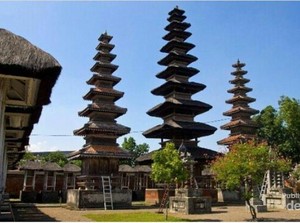 Pura Meru yang Terbesar dan Tertua di Lombok