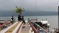 Dari dermaga ini pengunjung yang ingin menyewa perahu bisa memulai perjalanan.