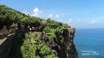 Pura Uluwatu di Bali, Antara Pemandangan Cantik & Monyet Nakal