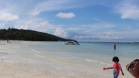 Pantai yang luas dan berpasir putih menjadi tempat bermain yang seru .