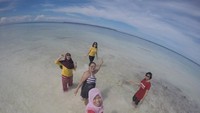 Lihatlah pemandangannya , pantai berpasir putih dan laut yang terhampar luas di belakangnya.